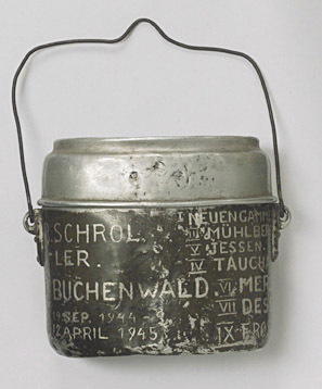 Ansicht eines mit den Stationen beschrifteten Essgeschirr