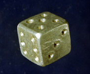 Foto eines aus Aluminium gefertigten Spielw�rfel